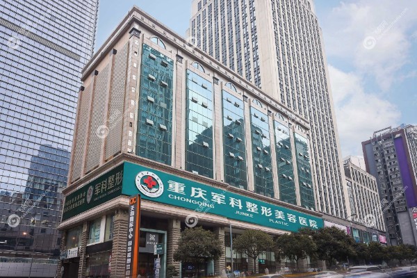 重庆自体脂肪隆胸医生排名中值得推荐的医生有冯辉利/莫让伟/徐医生等医生.jpg