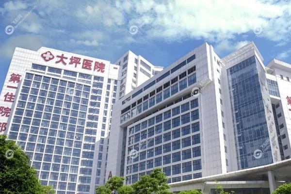重庆大坪医院眼科近视眼手术哪个专 家好？叶剑/刘莛专 家靠谱，附挂号攻略