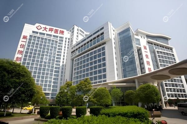 重庆大坪医院眼科近视手术价格：全飞秒1.8万起，叶剑专 家主刀！3