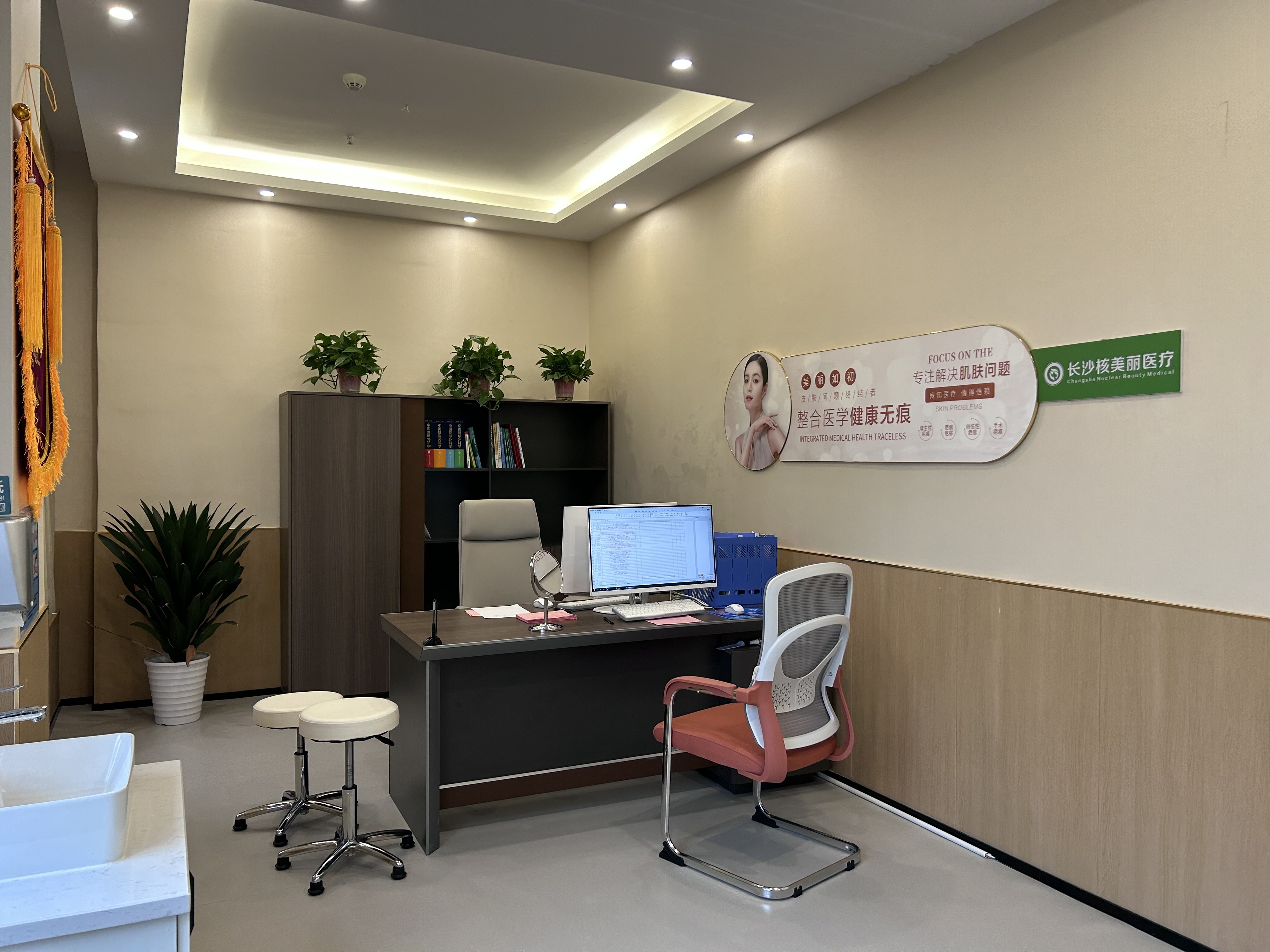 三、何锦泉在哪个私立医院价格表